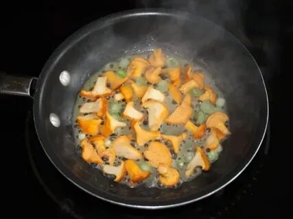 Сколько по времени готовить лисички на сковороде