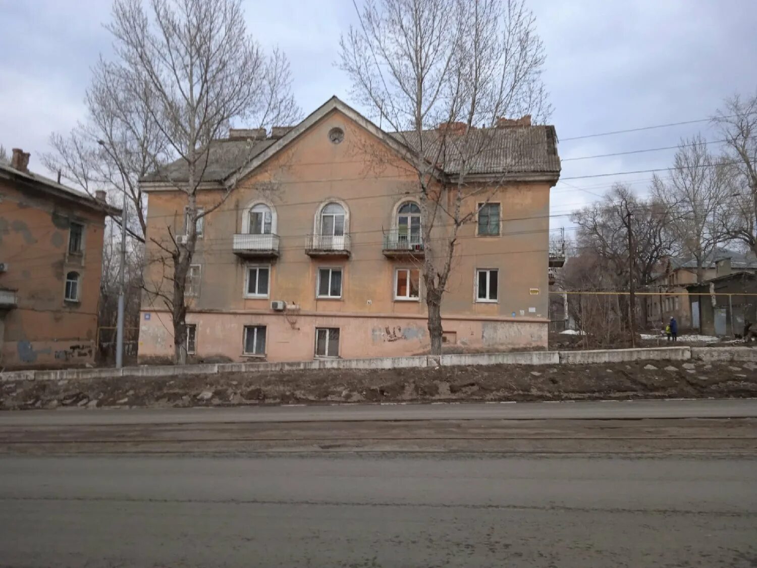 Дом в заводском районе. Старые дома россии. старое кирпичное заводское здание. старая пятиэтажка. немецкие здания в саратове.