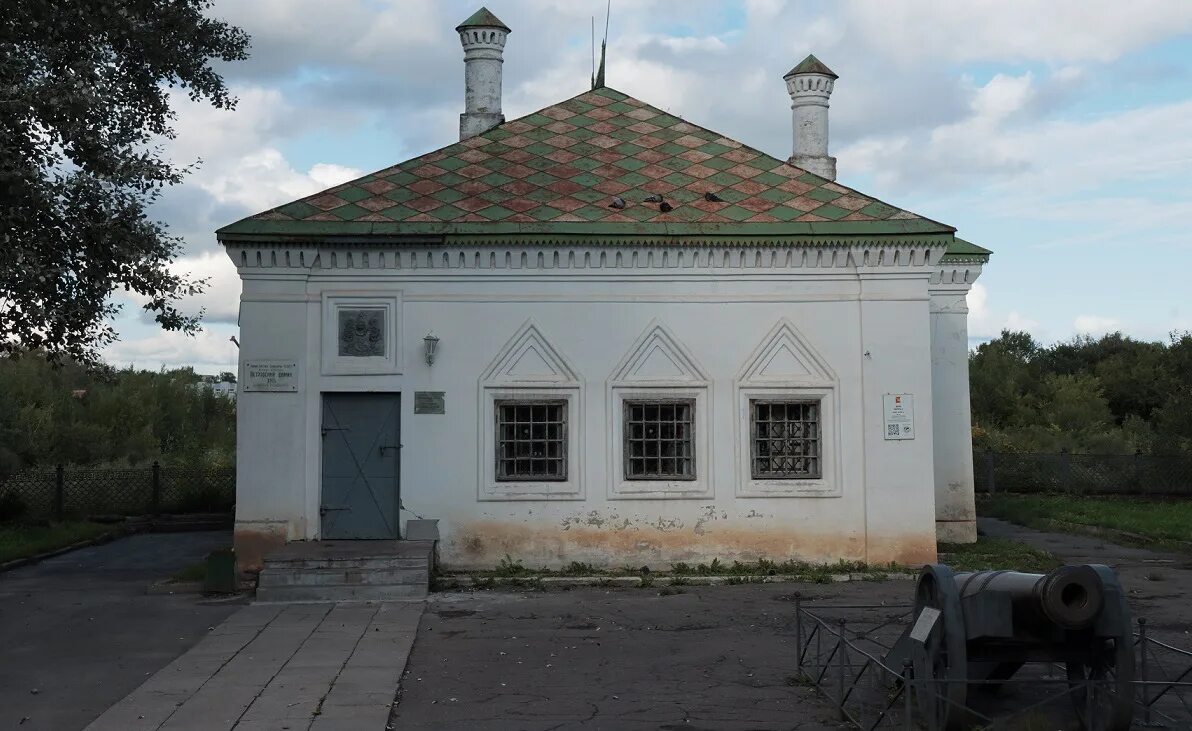 Достопримечательности вологды домик петра. Музей домик петра 1 в вологде. Дом петра 1 в вологде. Музей петра первого в вологде. Домик петра i в вологде.