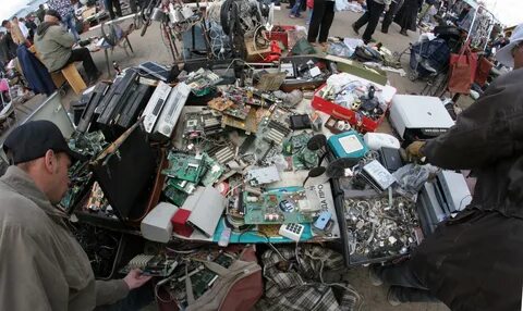 Продавал электронику на улице