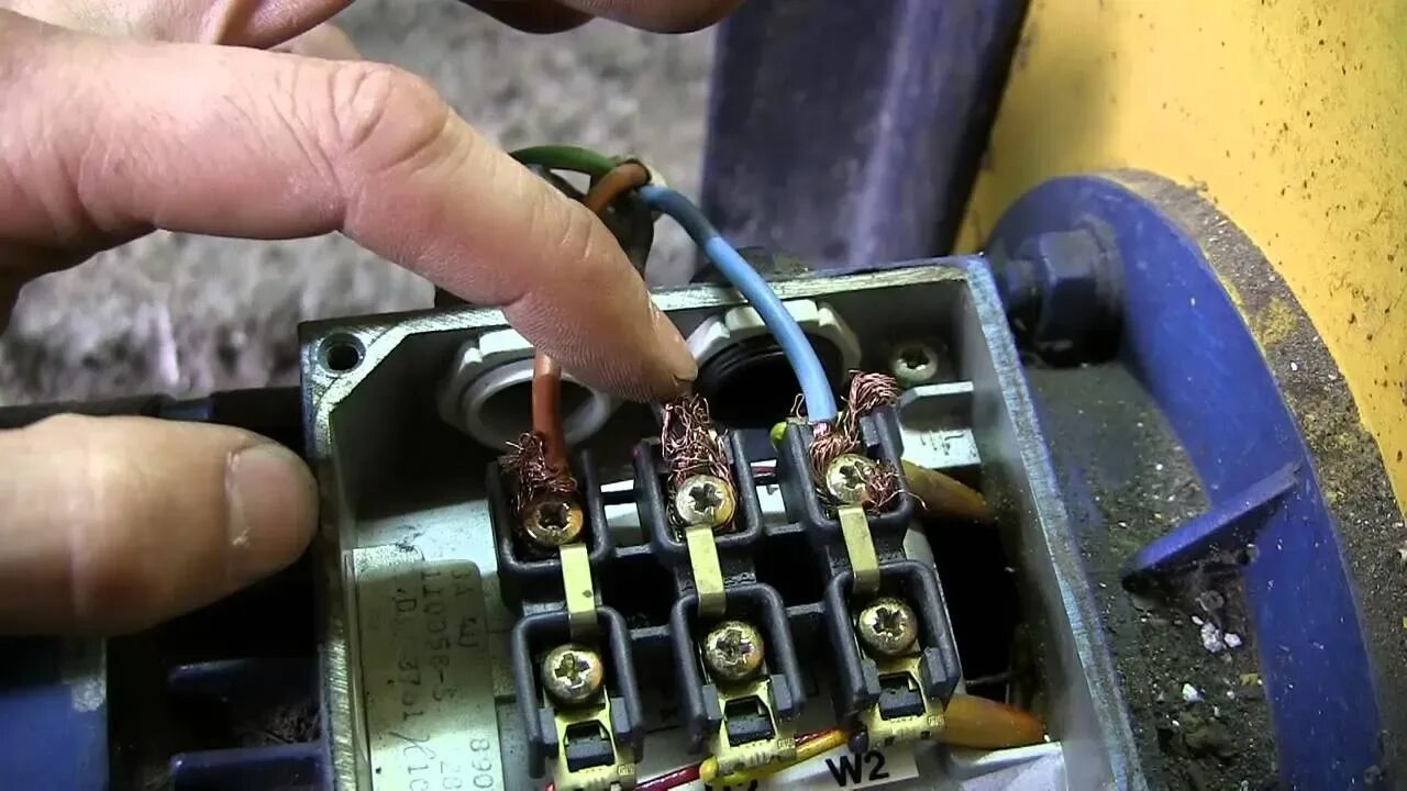 Двигатель 380 вольт. Электродвигатель 380в 330квт. Электродвигатель 380 вольт 3 фазный. Двигатель на циркулярку 380 вольт 2. Электродвигатель трехфазный 380 вольт.