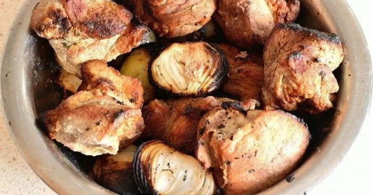 Шашлык в духовке в уксусе. Шашлык из свинины с уксусом. свиной шашлык с уксусом. шашлык в уксусном маринаде из свинины с луком. шашлык из свинины с уксусом и луком.