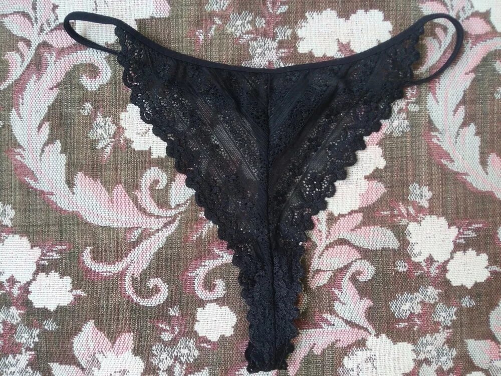 Фото стрингов дома. Ношеные женские трусики. трусы женские ношеные кружевные. женские трусики поношенные. домашние женские трусики.