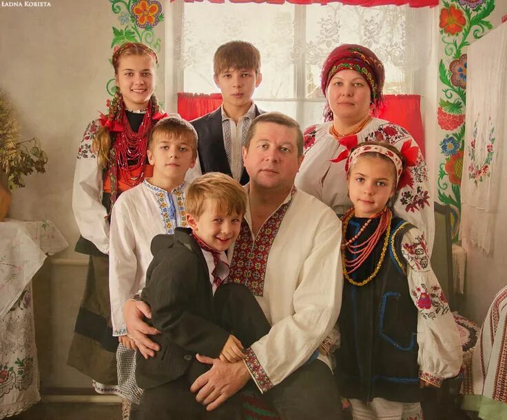 Типичная украинская семья. Литовцы семья. Украинская семья. Счастливая славянская семья. Украинская семья.