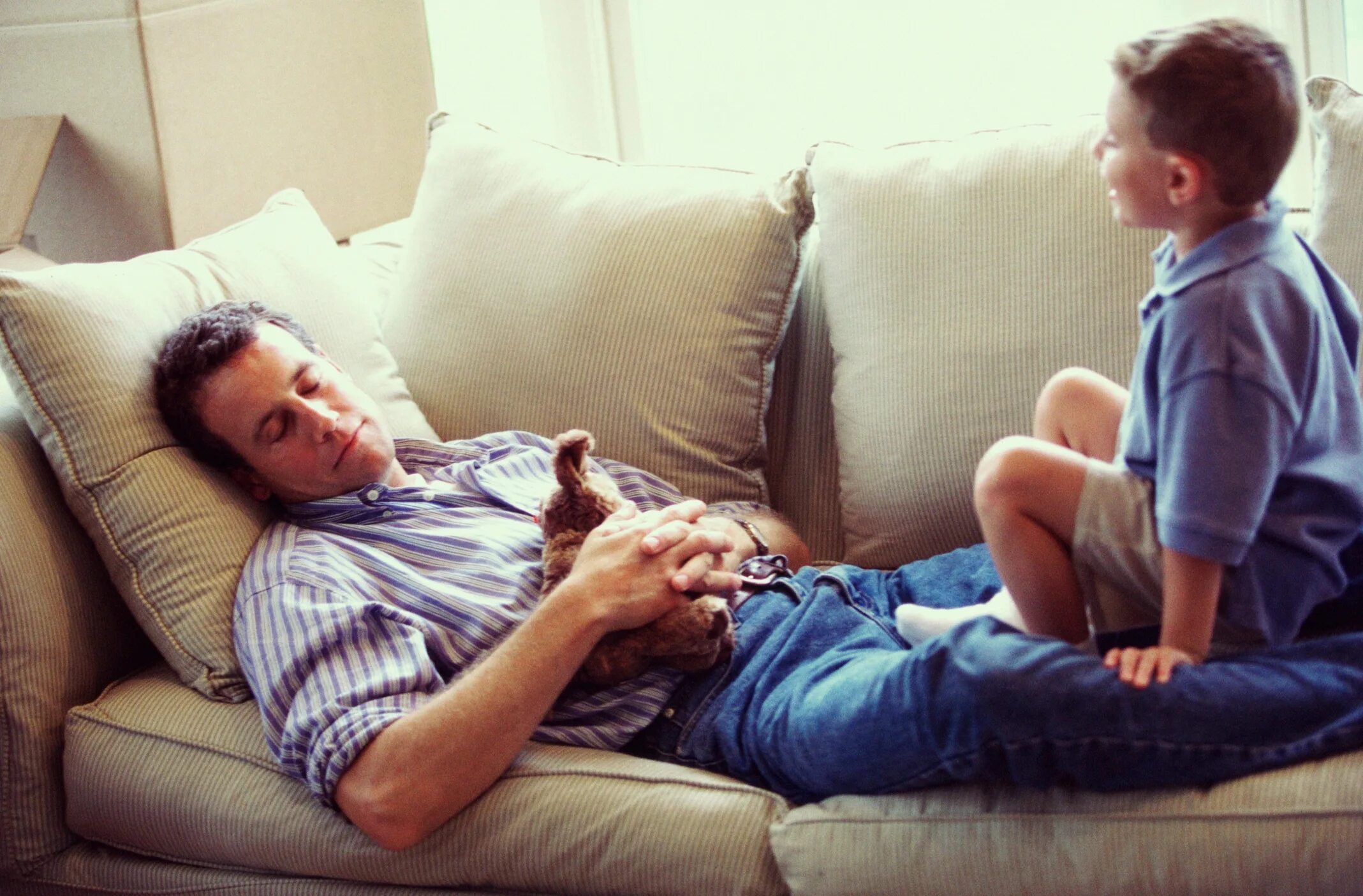 лежать папа. лежать папа. мальчик лежит папе девочку. папа лежит. дочь сидит на папе.