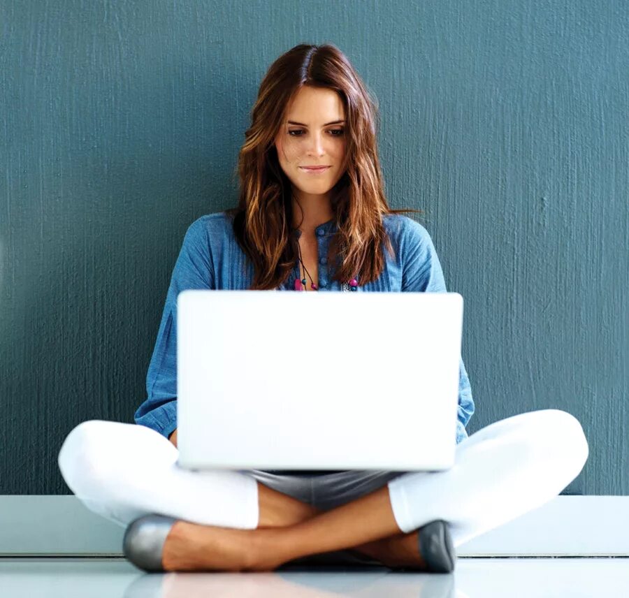 Социальная сеть желаний. Девушка с ноутом. Девушка с ноутбуком. Девушка сидит за компьютером. Красивая девушка с ноутбуком.