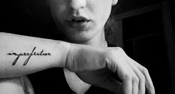 Тату минимализм. Perfect tattoo. Perfectly imperfect тату. Татуировка mom. Perfect tattoo.