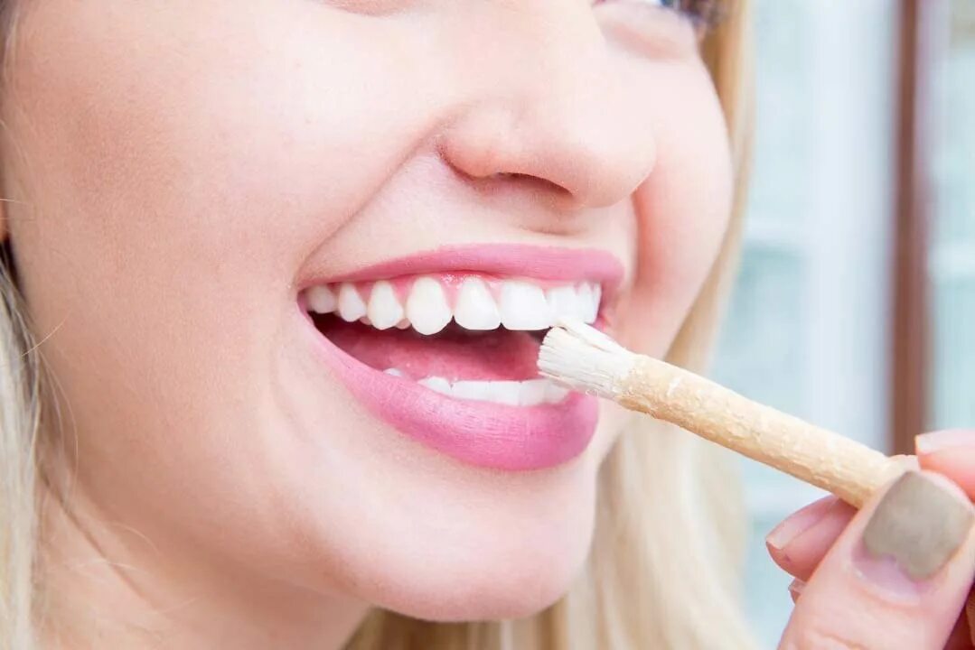 Чистить зубы без пасты. Зубная щетка Miswak. Peelu Miswak. Палочки для зубов для людей. Чистка зубов мисваком.