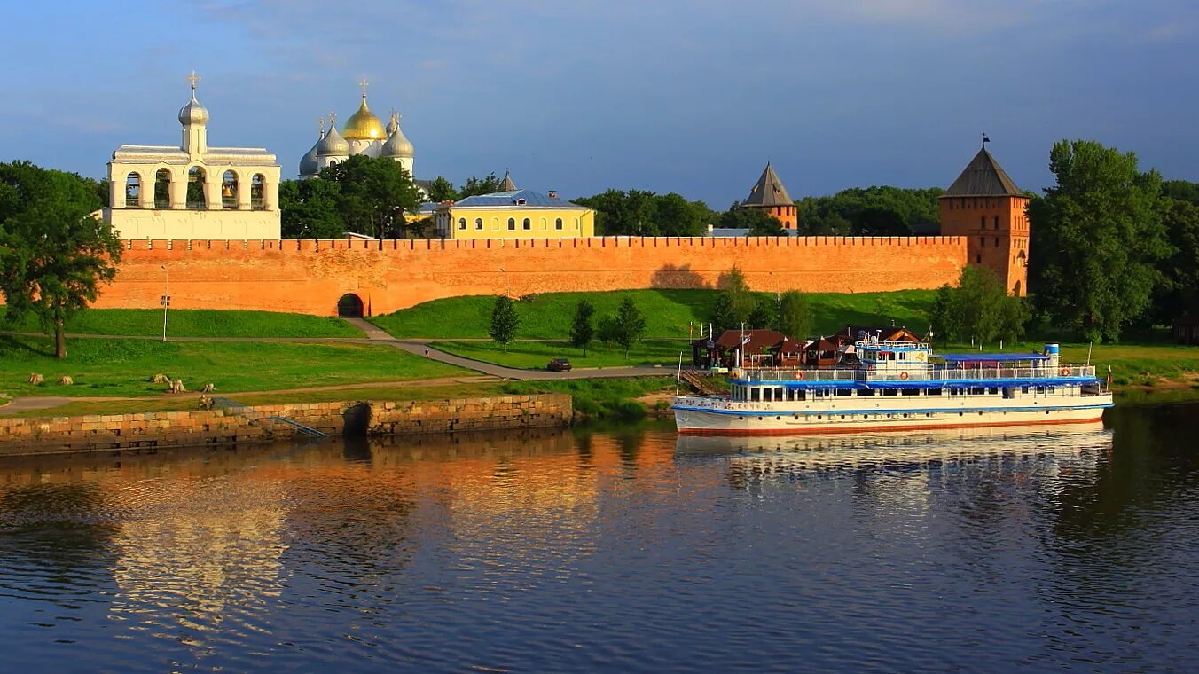 Новгород расположен на берегах реки