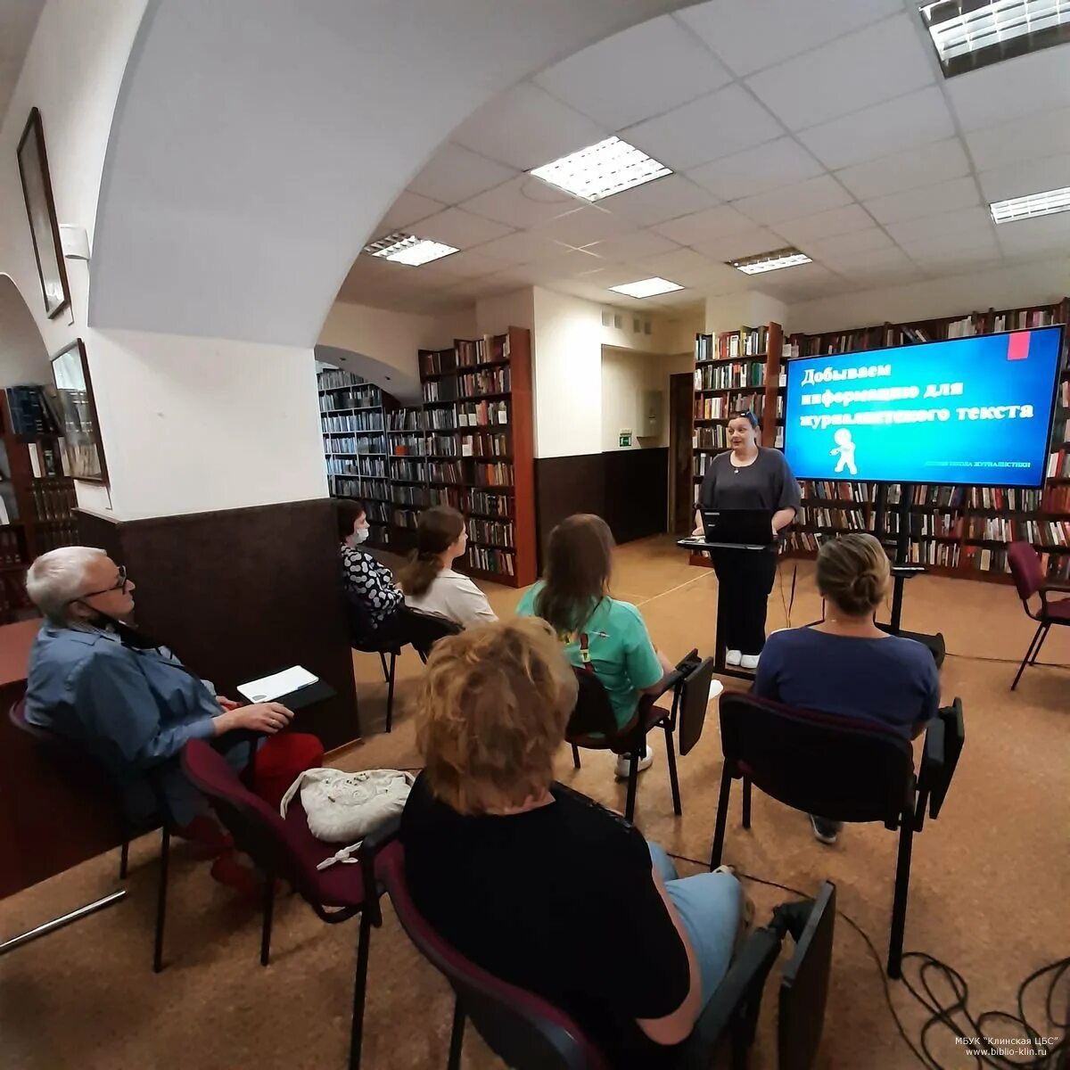 Библиотека слушателя. Изучает достопримечательности. Школа имени достоевского 1143. Научная библиотека горького спбгу. Молодежное пространство в библиотеке.