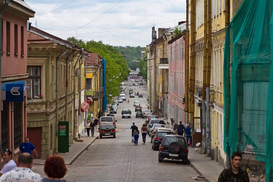 Выборг улицы. Выборг крепостная улица. выборг центральная улица. крепостная выборг туристы. старый город выборг улицы.