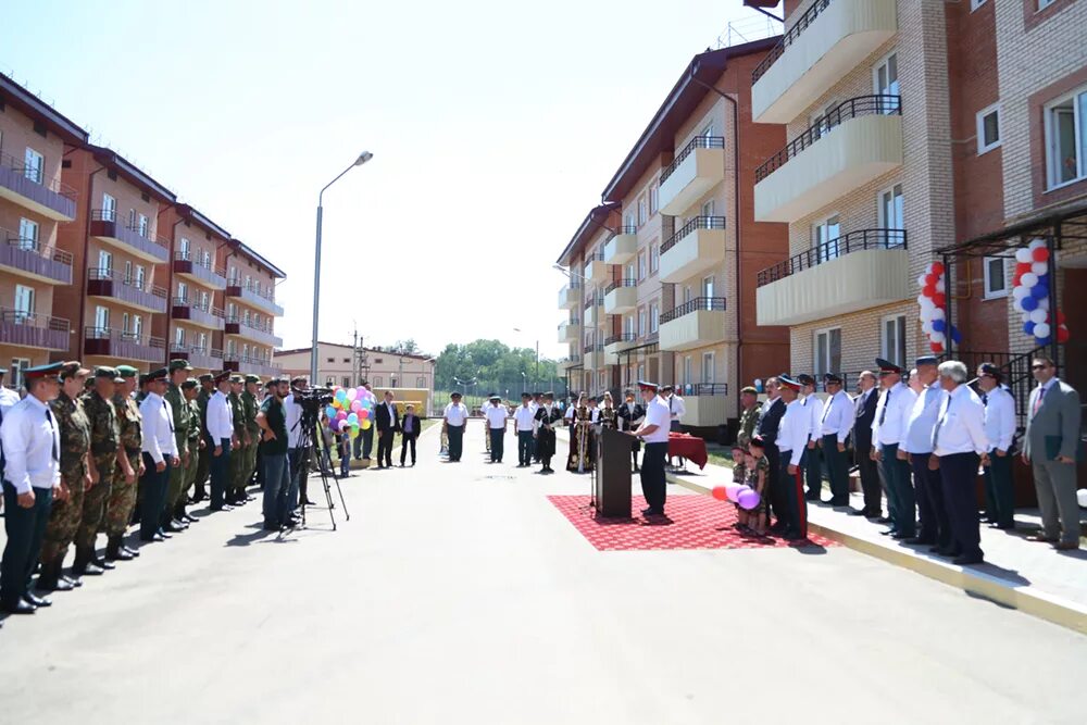 дом для военнослужащих. семья с военным в квартире. обеспечение жильем военнослужащих. росгвардия жилье. фото сигнализации квартиры росгвардия.