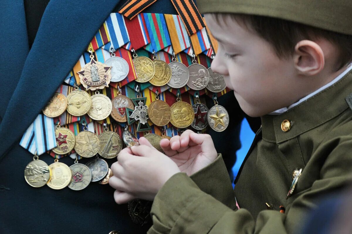 Заслуг перед народом. Солдат с наградами. Медали войны. Солдат с наградами 9 мая. Ветеран с медалями.