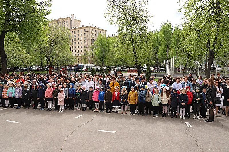 Школа 717 Москва. Линейка в школе. Торжественная линейка картинка. Начальная школа 717. Сайт школы 717