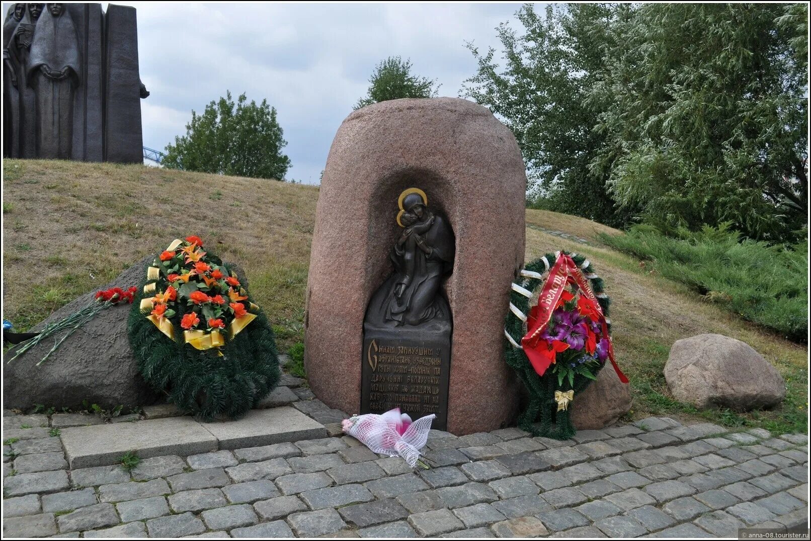 Памятники в минске недорого. Минск памятники. Габриэль памятники Минск. Минск памятник с ключом. Минск памятники личностям.