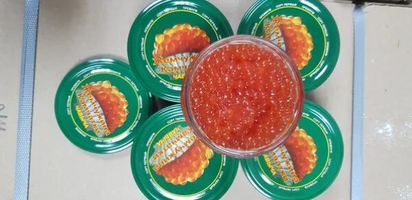 Рыбья икра. Икра с лососем в баночке. Икра красная жемчужина камчатки в стеклянной банке 220 гр. Икра кеты 220 гр камчатка. Икра кета имитация.
