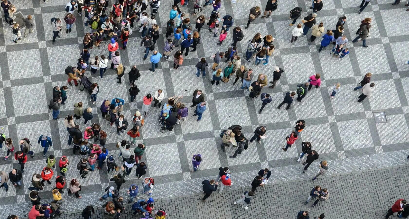 Много людей выразило выразили. Дети улыбаются картины толпа. Эмоции толпы. Толпа вокруг одного человека. Человек толпы.