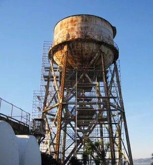 Пачку водокачку. Водонапорная башня Алькатрас. Водокачка круглая. Водонапорная башня из жб колец. Water Tower Metal на производстве.