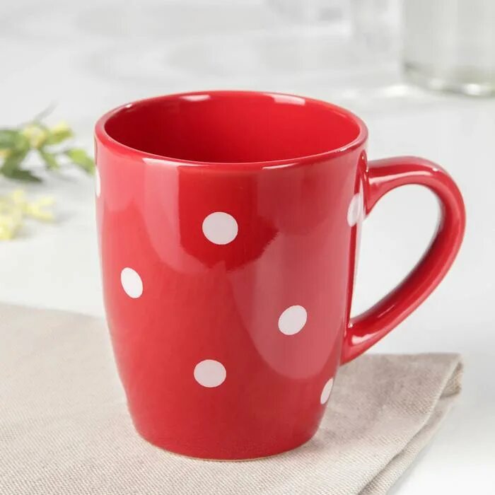 Юлия 300мл красный горох. Чашка в горошек. Чашка в горошек. Кружка керамическая доляна «красный горох», 360 мл, цвет красный. Кружки в красный горошек.