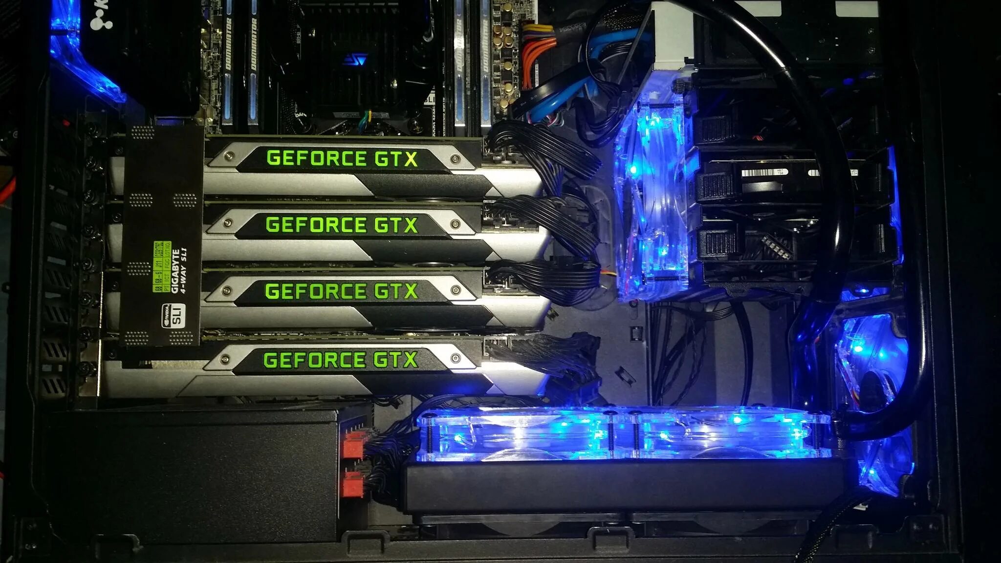 Видеокарта светится. SLI 4 видеокарты. SLI 6 видеокарт. GEFORCE GTX подсветка. SLI видеокарты с водянкой.