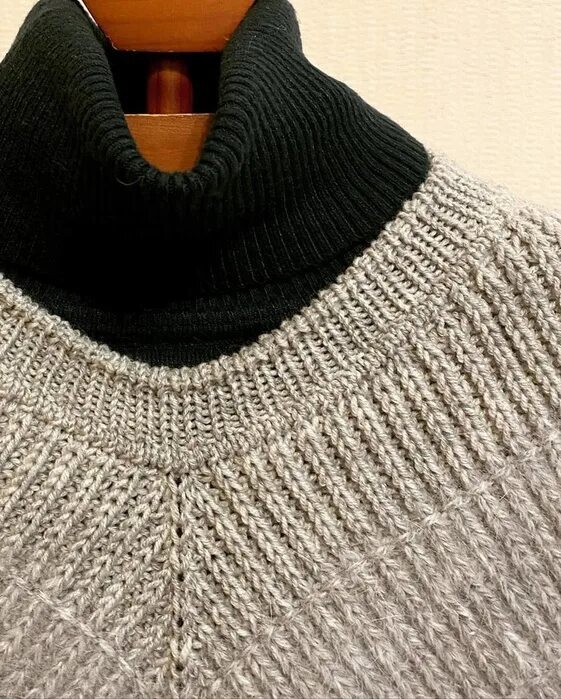 Ложная кеттлевка горловины снизу. Вязание ложная кеттлевка горловины. Кеттлевка горловины свитера. Ложная кетлевка горловины по кругу спицами снизу вверх резинкой 2 на 2. Ложная кеттлевка спицами.