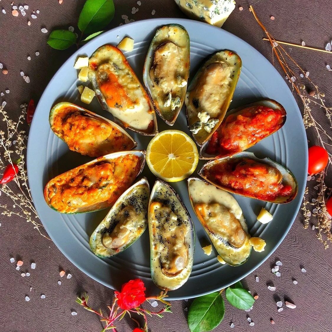 Запечённые мидии в ракушках. Мидии для запекания. Мидии внутри. Мидии киви со спайси соусом. Новозеландские зеленые мидии.