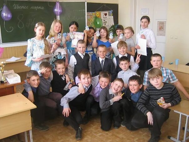 Ученик. Директор 394 школы красносельского. Ученик за партой. Урок в школе. В 4 классе 21 ученик.