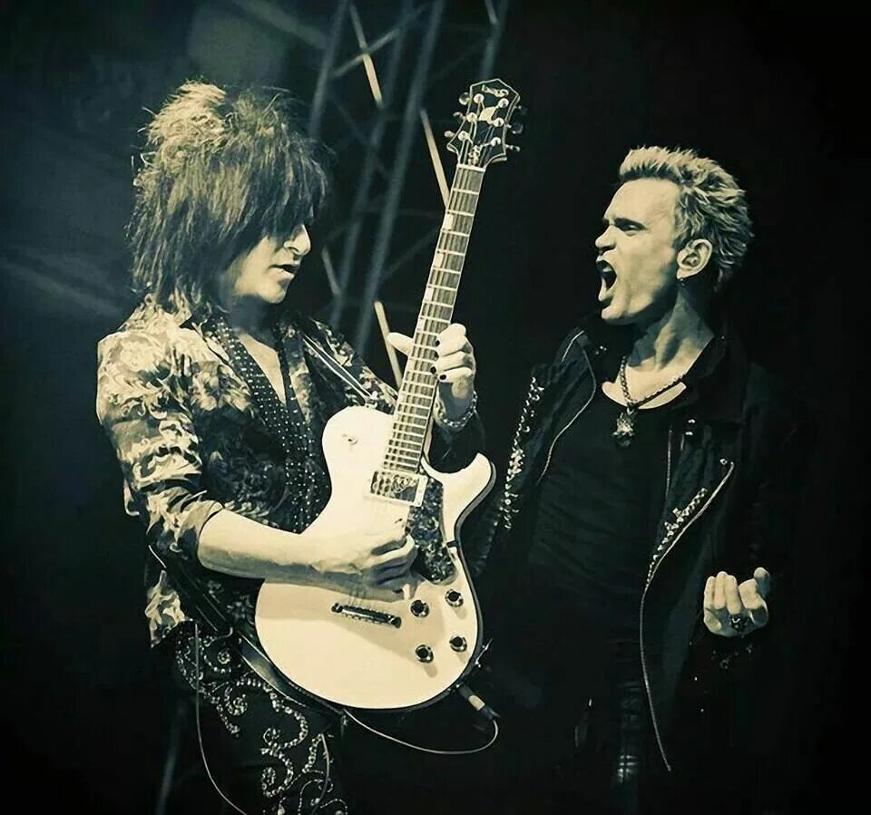 Steve stevens. Стив стивенс гитарист. гитарист билли айдола. steve stevens billy idol. гитарист билли айдола стив стивенс.