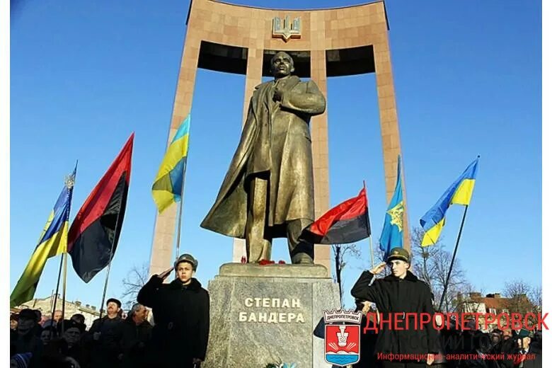 Ивано-франковск памятник бандере. Ивано-франковск памятник бандере. Фото бандеры в раде. Киев памятник бандере в киеве. Бандера на украинском.