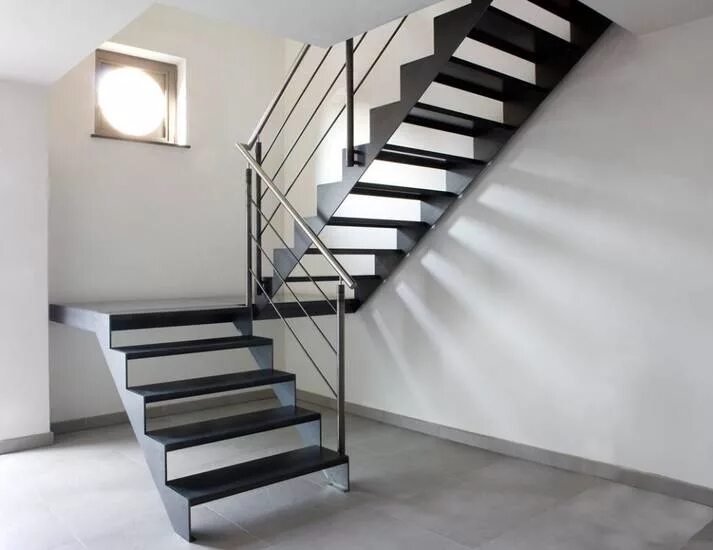 Лестница на косоуре 2 этаж в частном доме. Лестница на металлическом каркасе ЛМК-009. Лестница на 2 этаж на косоурах. Лестница двухмаршевая метал каркас.
