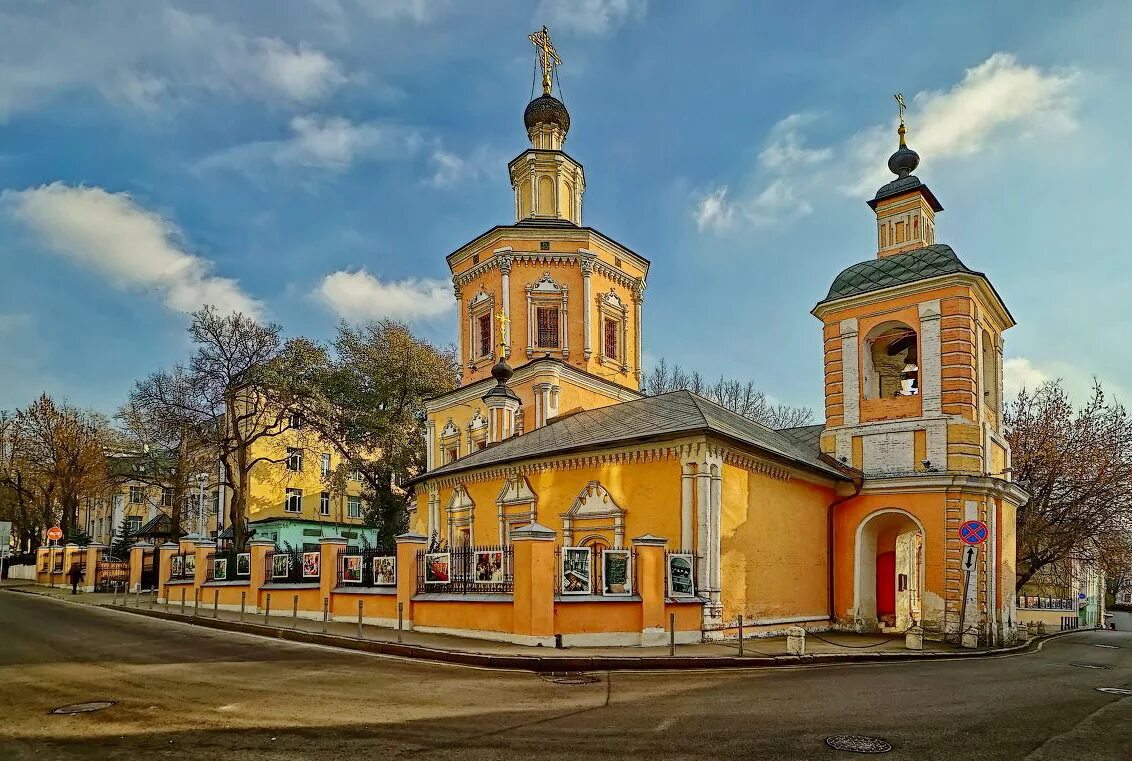 Живоначальная церковь. Храм святой троицы живоначальной в хохлах. храма живоначальной троицы в хохлах москва. троицкая церковь хохловский переулок. храма святой троицы в хохлах в москве.