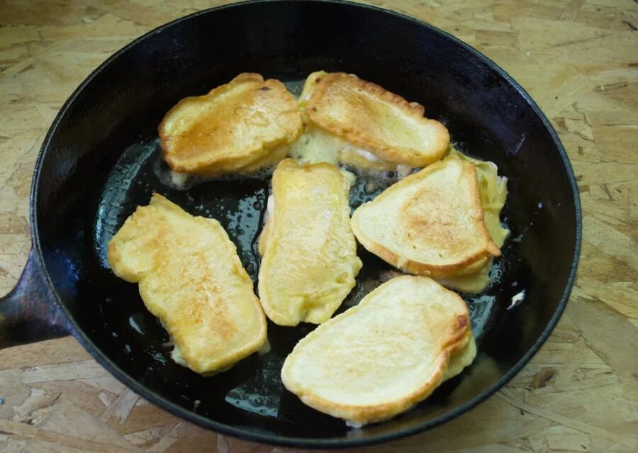 Жареный сыр сулугуни на сковороде. Жареный сыр на сковороде. Жареный сулугуни. Жареный сулугуни. Сулугуни на сковороде.