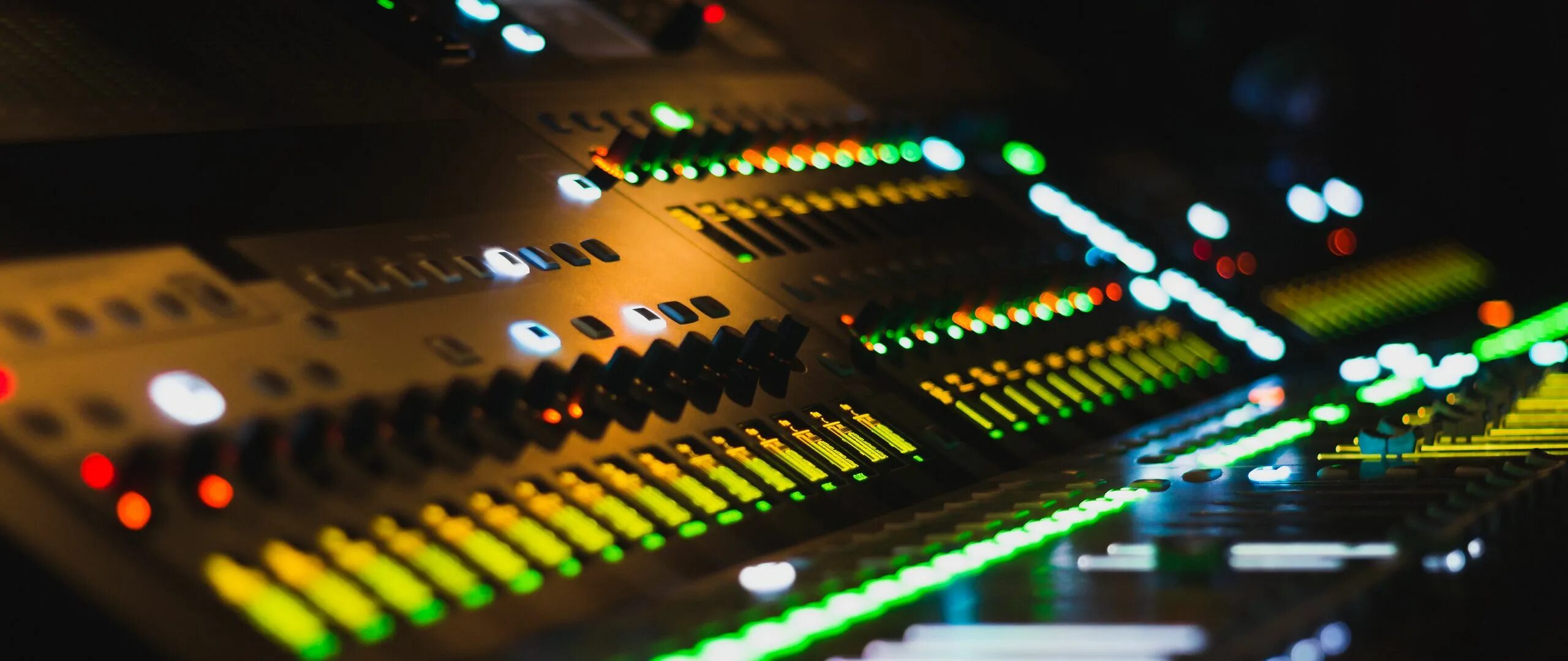 Включи пульт музыка. Беренджер продюсер пульт. Включи пульт музыка. Звуковой пульт в студии. Андроид приложение пульт для пк.