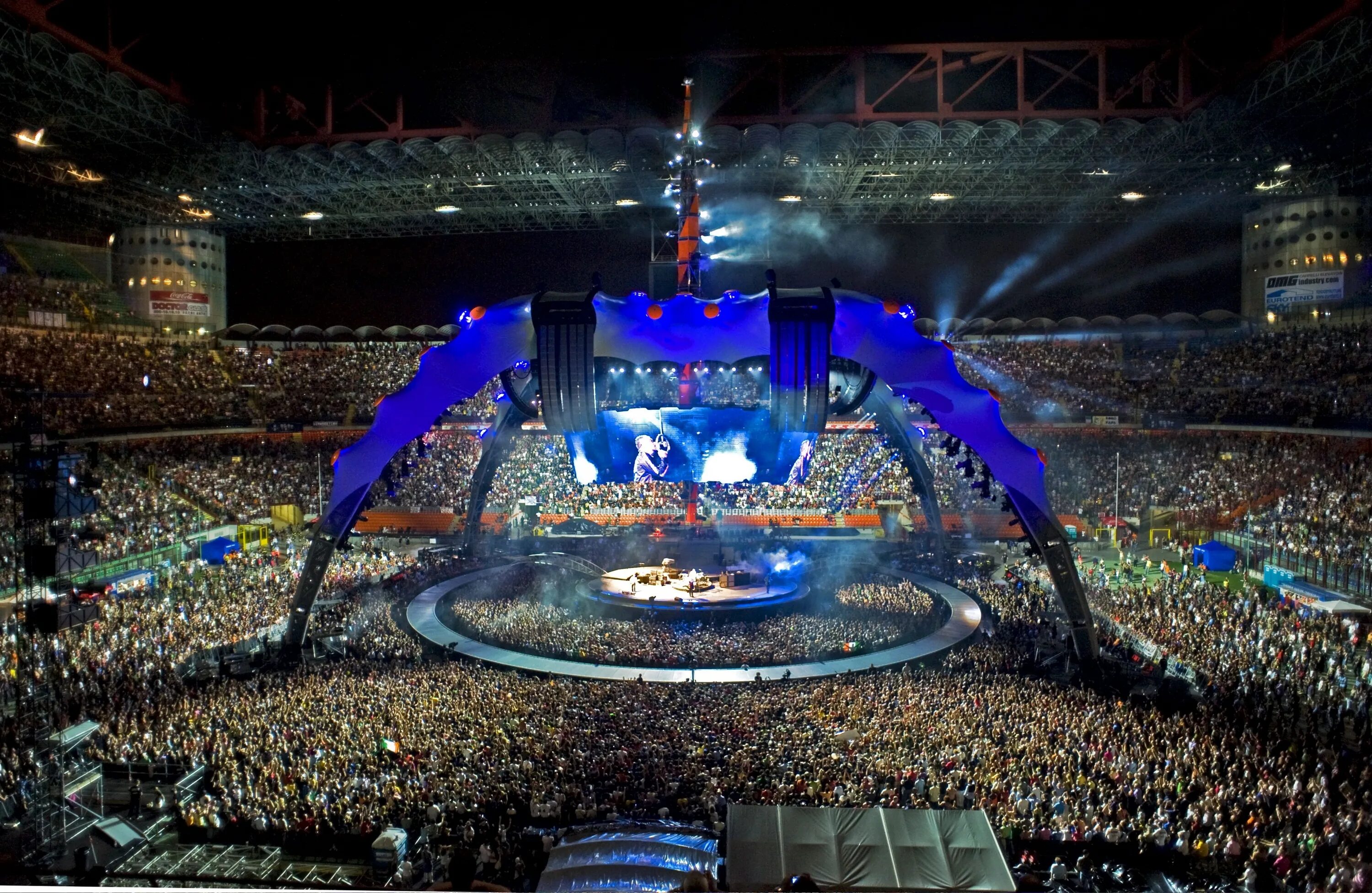 U tour. Музыкальная сцена. U2 live stadiums. Сцена 360 градусов. U tour.
