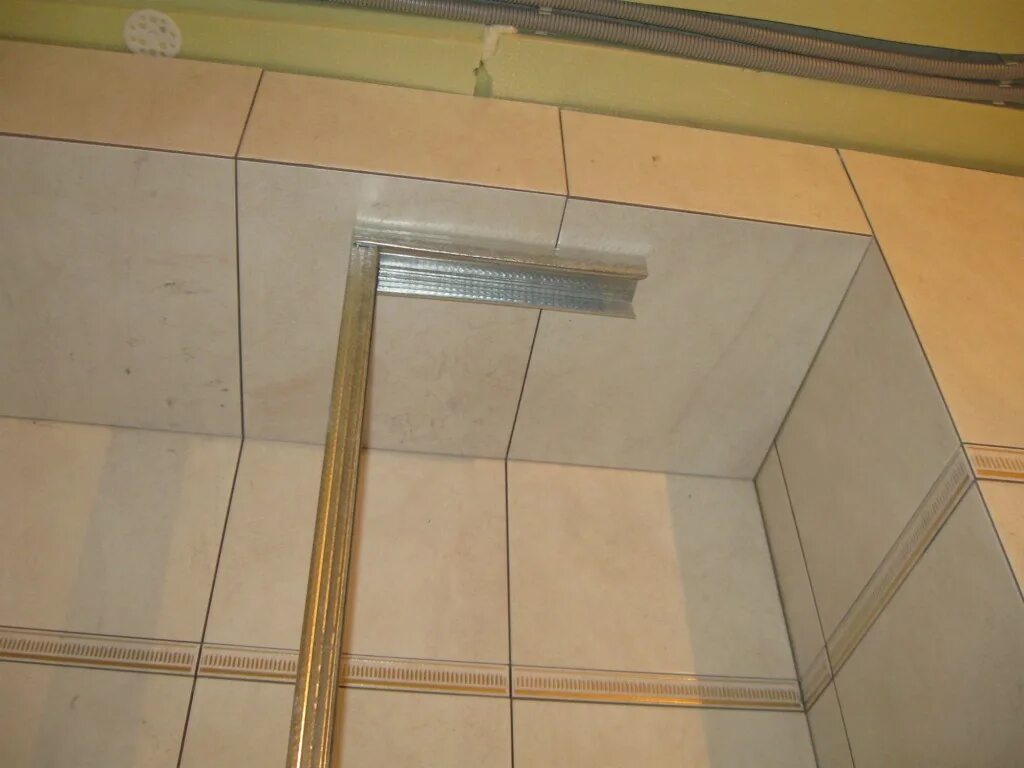 Откосы под 45. Оконные откосы из керамической плитки. Развернутые откосы. Дверные откосы прямые. Наличники 90 градусов и 45 градусов.