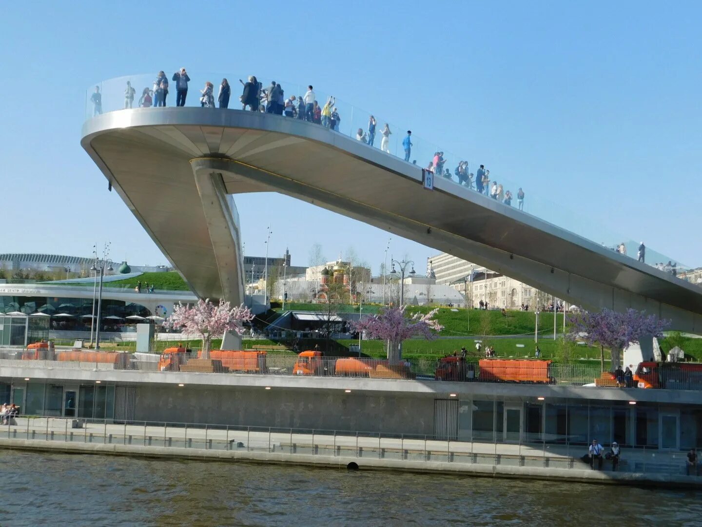 Парящий мост в москве в парке зарядье. Парк зарядье мост. Парящий мост в москве в парке зарядье. В москве мост над москва рекой. В москве мост над москва рекой.