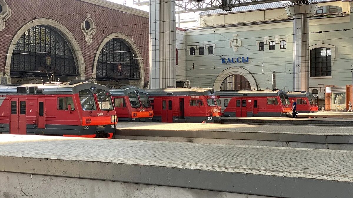 М казанская москва. Эд4м 2 на Казанском вокзале. Казанский вокзал эд4м 0003. Эд4м 0002 на Казанском вокзале. Электропоезда эр2р на Казанском вокзале Москва.