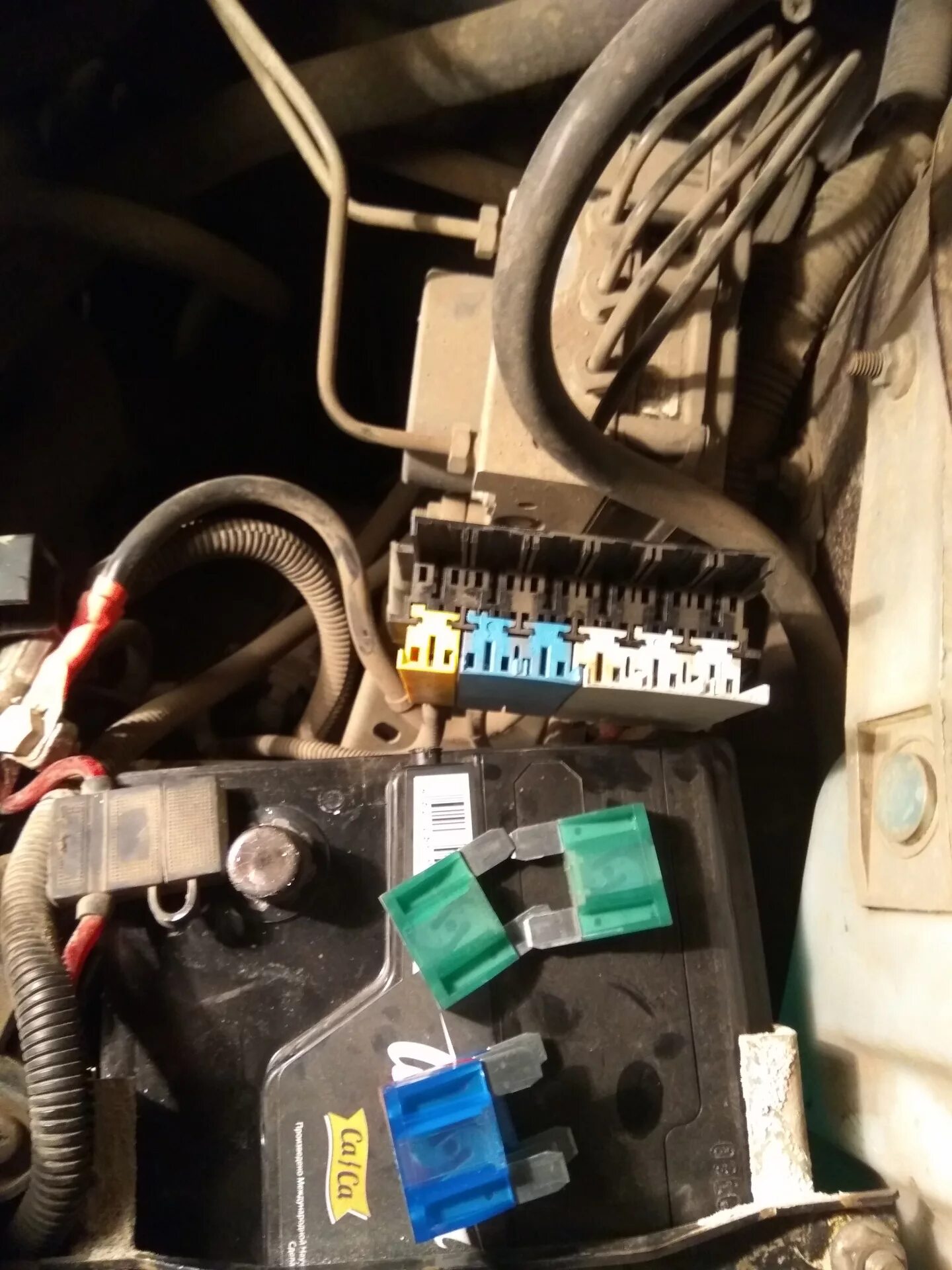 Мазда 626 1998 2. Abs срабатывает на сухом асфальте. Абс приора 2. Не сработало абс. Горит лампочка абс на фольксваген пассат б5.