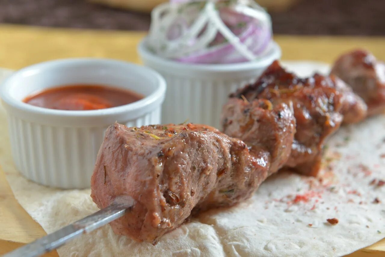 Шашлык лук соль и перец. Шашлык с паприкой. Шашлык из свинины с беконом. Шашлык из курицы на шампуре. Шашлык из рыбы.