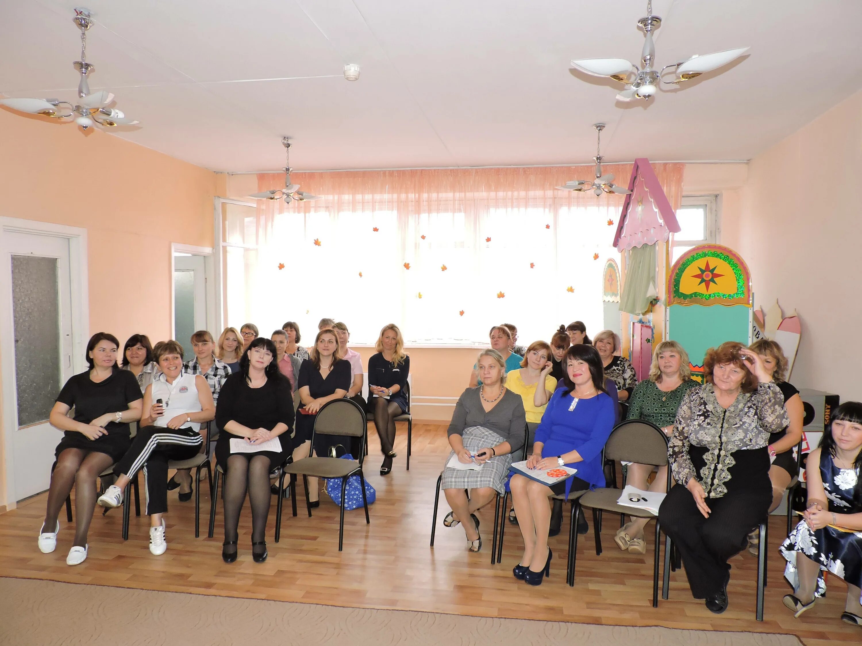 Коллектив детского сада. Собрание учителей. Родительское собрание в детском саду. Педагогический совет в саду. Выступление воспитателя на собрании.