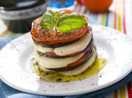 Баклажаны с моцареллой и помидорами