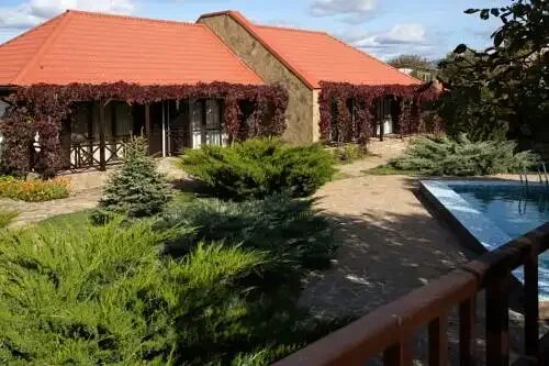 Орлиное дома. Орлиное севастополь. орлиный берег абхазия гостевой дом.