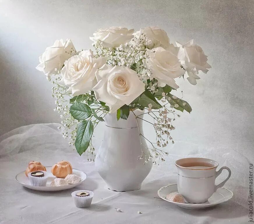 Пожелания с добрым утром женщине нежные картинки. Натюрморт с белыми цветами. Утренние цветы. Цветы в вазе. Нежный натюрморт.