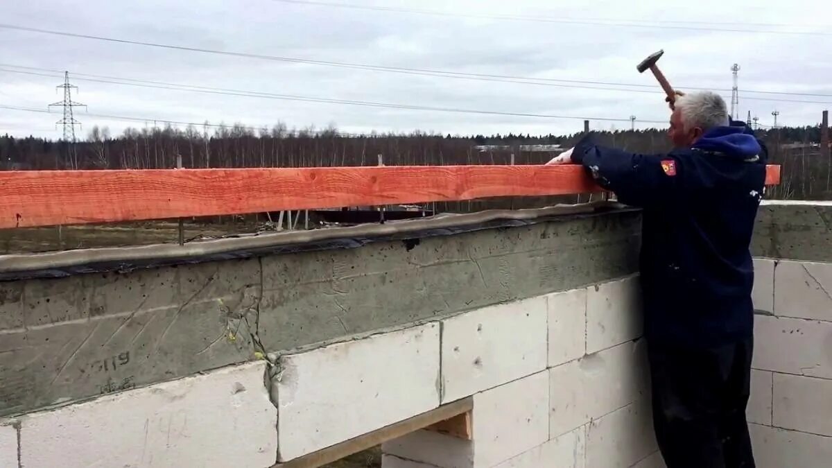 Как закрепить мауэрлат без армопояса. Крепление мауэрлата к газосиликатному блоку. шпильки для мауэрлата в армопоясе. мауэрлат на газобетон. крепление шпилек для мауэрлата в газобетоне.