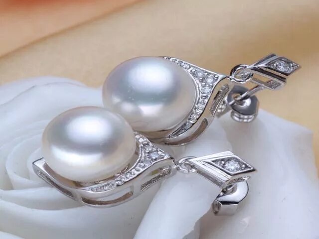 Как почистить серебряные серьги от черноты. Чистка серебра от черноты. Как чистить серебряную цепочку. Серебряные украшения с жемчугом. Чистка серебра зубной пастой.