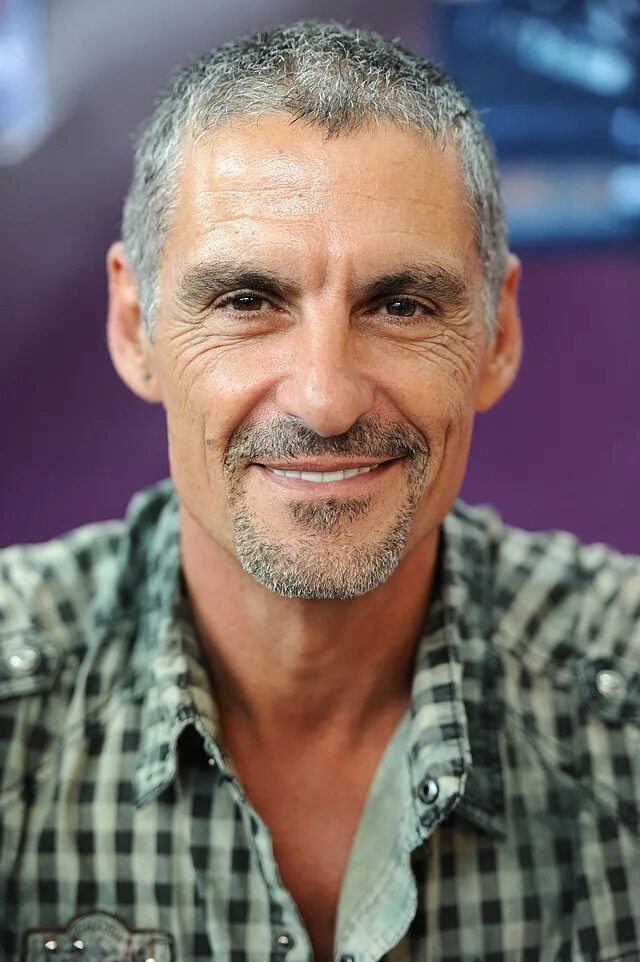 Simon wiki. Клифф саймон. cliff simon kinorium. баал звездные врата актер. знаменитости родившиеся в юар.