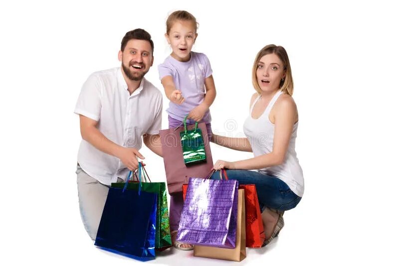 Крупные покупки в семье. Семья с покупками. Семья с пакетами. Семья с покупками пакетами. Семья с покупками на белом фоне.