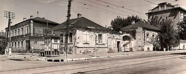 Улицы старого Саратова Чапаева. Улица Чапаева Омск Старая фото. Саратов старые здания на Чапаева. Дом Банковец Саратов старые фото. Ул чапаева омск