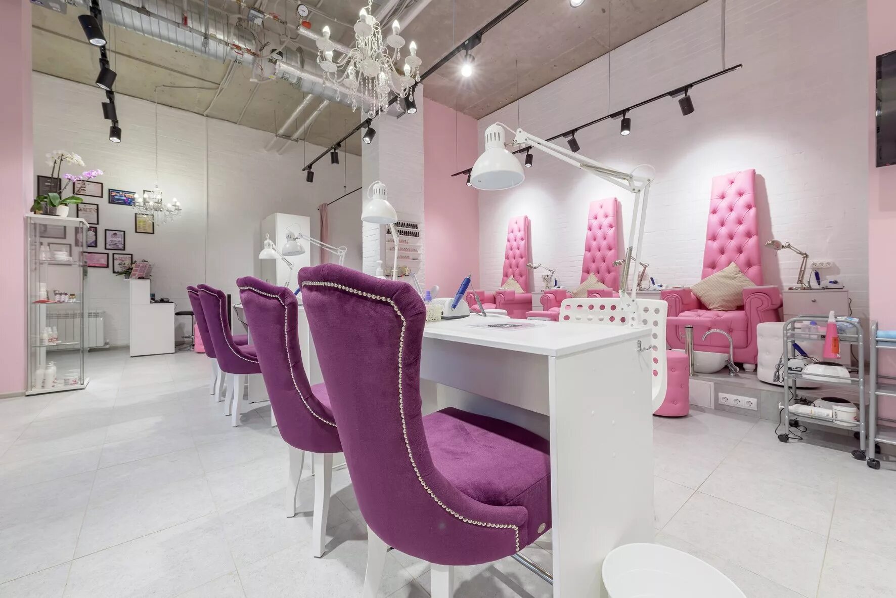 интерьер маникюрного салона. салон маникюра и педикюра. интерьер салона маникюра. интерьер салона маникюра. студия маникюра и педикюра nail.
