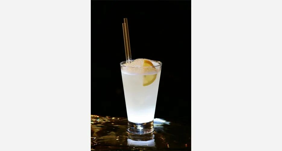 Джин физз. Коктейли джин лимон. Коктейли с джином. Gin fizz коктейль. Коктейли с джином.